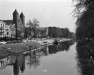 800461 Gezicht op de Stadsbuitengracht te Utrecht met links de St.-Gertrudiskerk (Willemsplantsoen 2). Voor de kerk ...